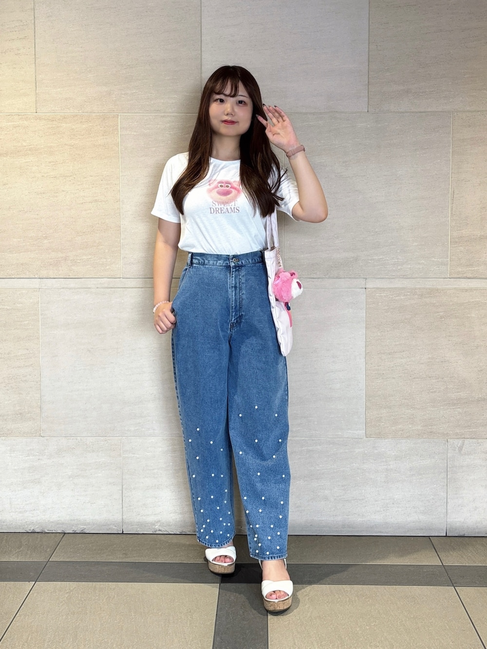 ブルー系のデニムパンツを着用したレディースの夏コーディネートの2枚目の写真