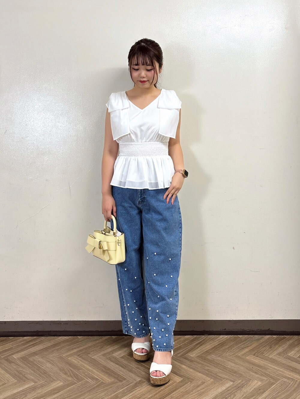 ブルー系のデニムパンツ、ホワイト系のシャツ/ブラウスを着用したレディースの夏コーディネートの3枚目の写真