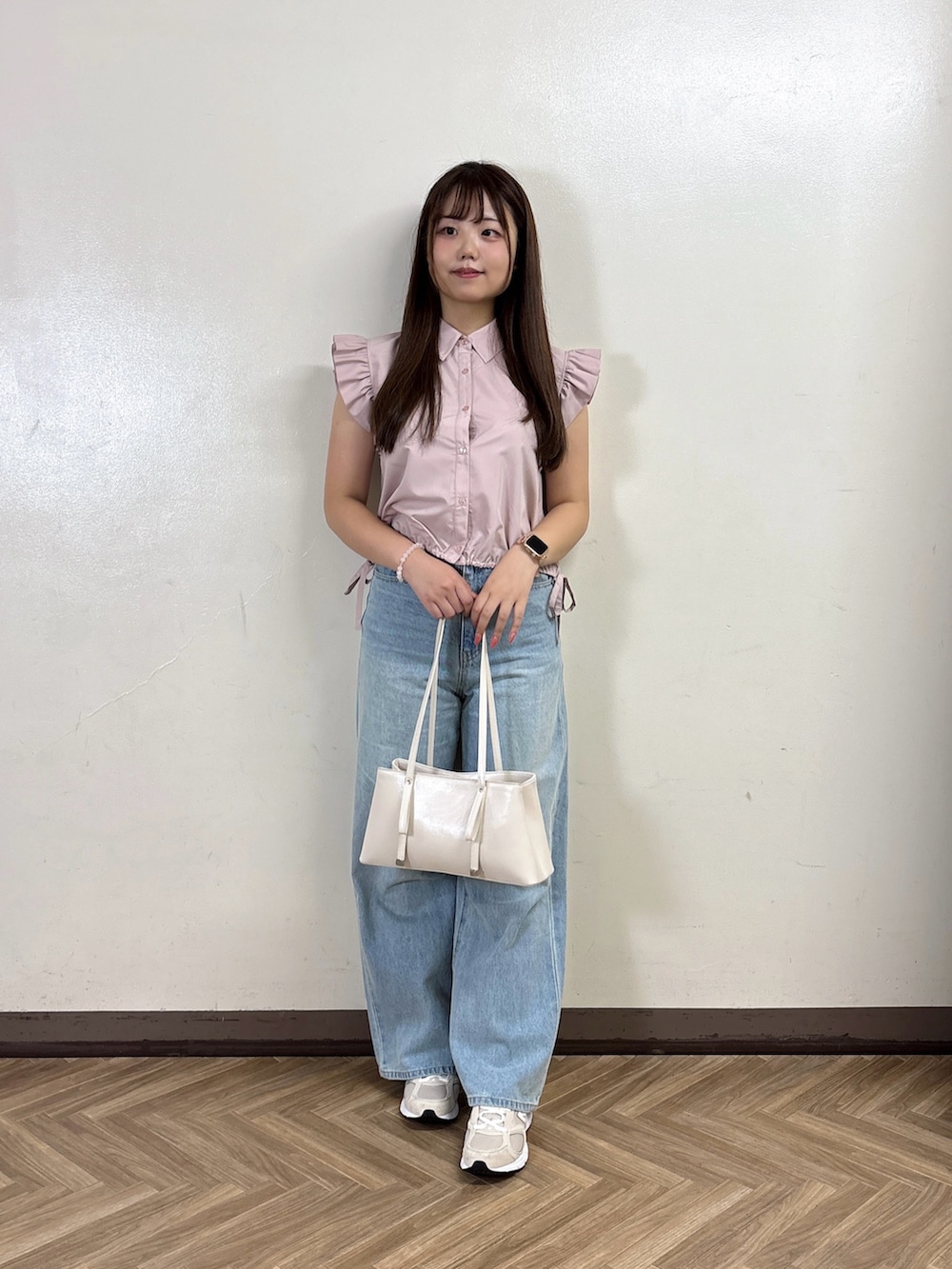 ブルー系のその他パンツ、ピンク系のシャツ/ブラウスを着用したレディースの夏コーディネートの2枚目の写真