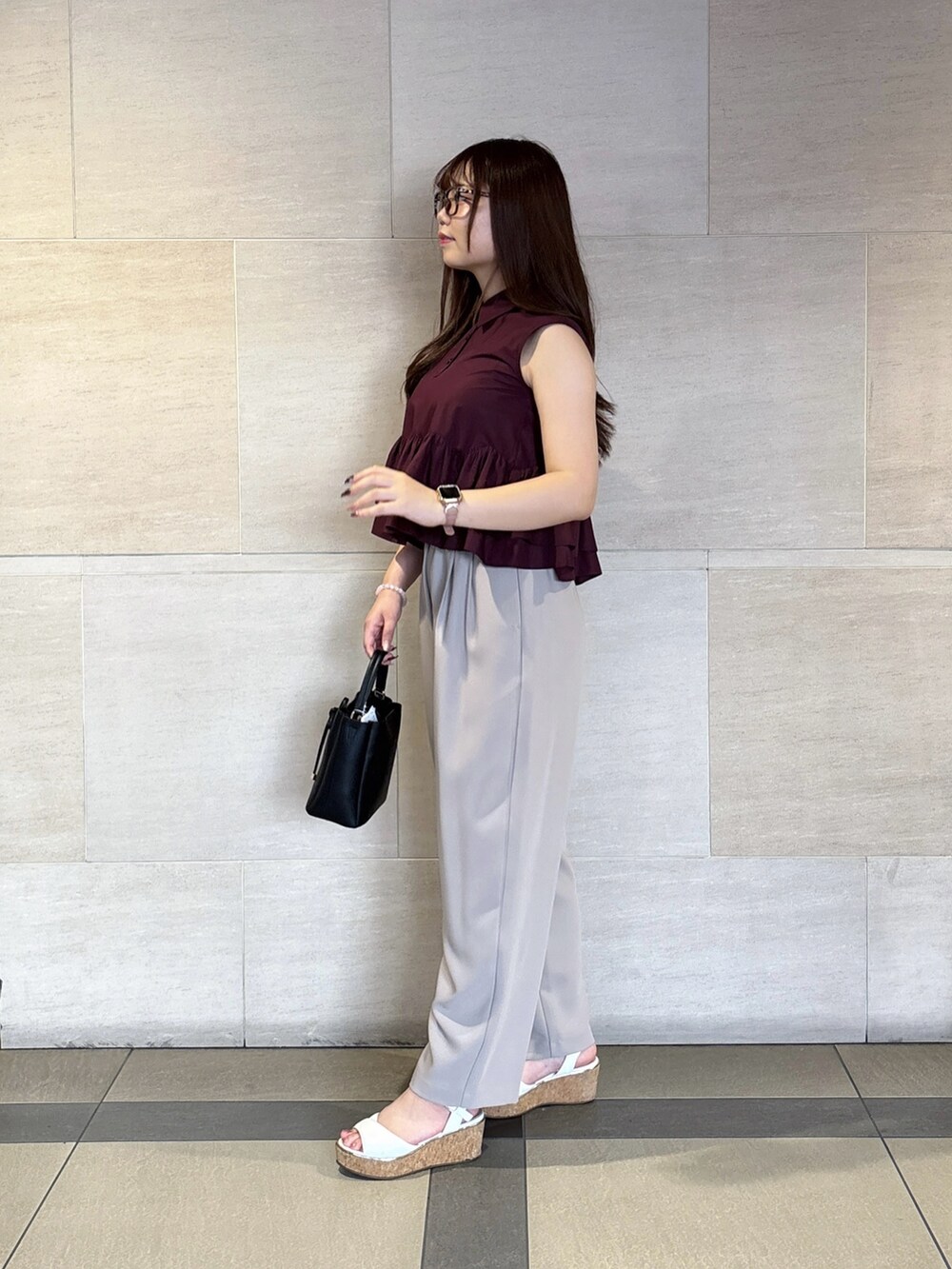 ベージュ系のその他パンツ、レッド系のシャツ/ブラウスを着用したレディースの夏コーディネートの3枚目の写真