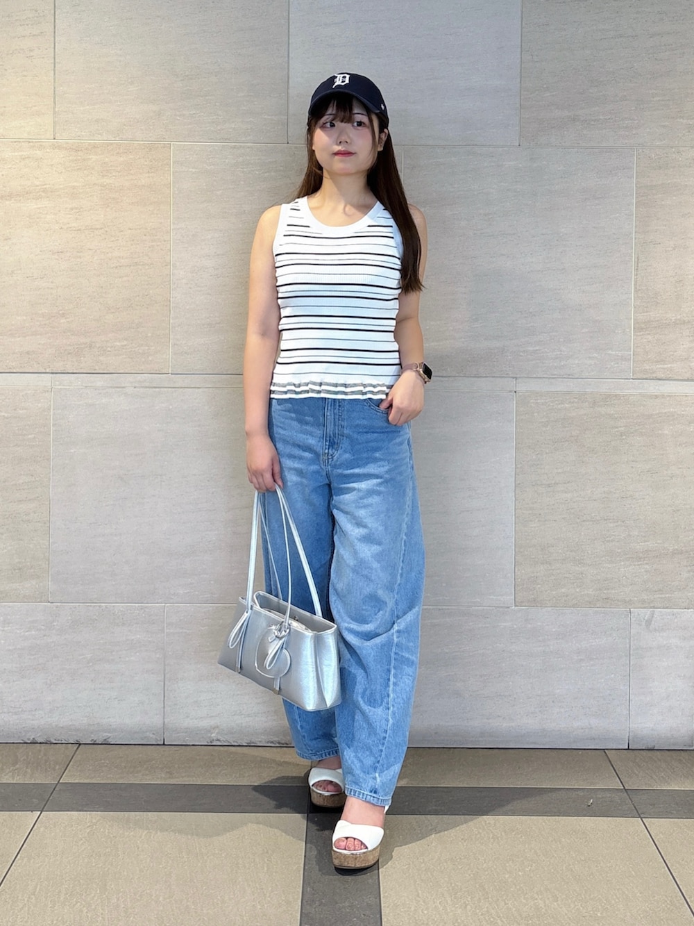 ブルー系のその他パンツ、ホワイト系のニット/セーターを着用したレディースの夏コーディネートの2枚目の写真