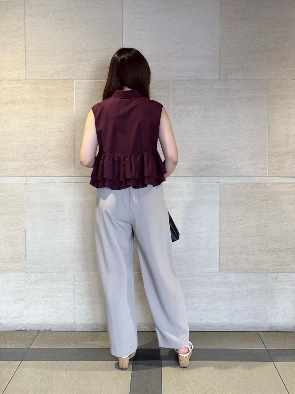ベージュ系のその他パンツ、レッド系のシャツ/ブラウスを着用したレディースの夏コーディネートの4枚目の写真