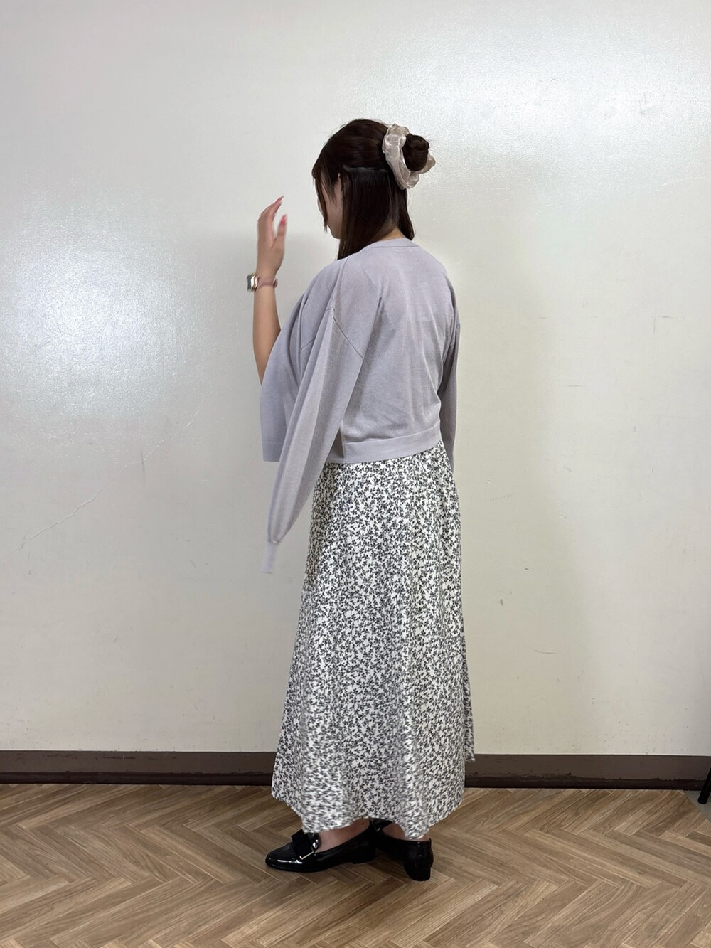 ホワイト系のワンピース、グレー系のカーディガン/ボレロを着用したレディースの夏コーディネートの3枚目の写真