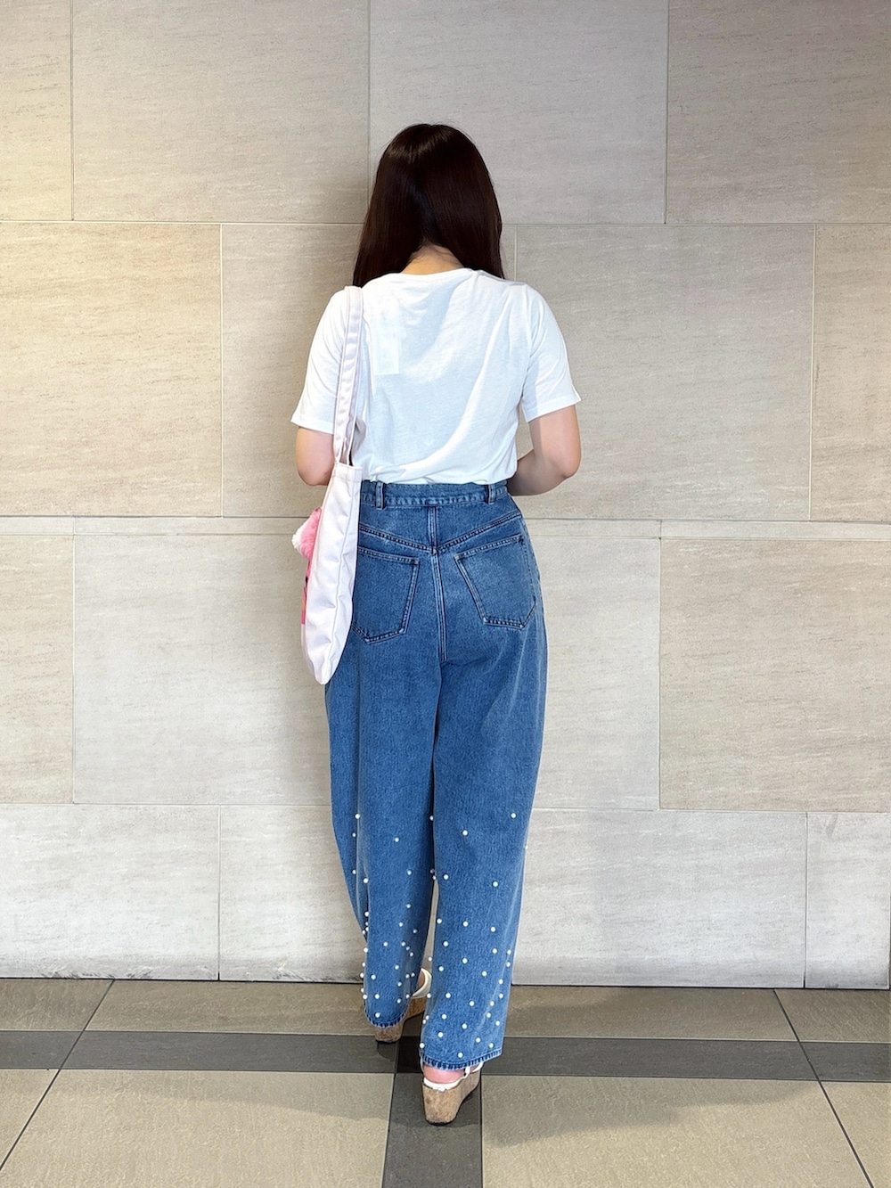 ブルー系のデニムパンツを着用したレディースの夏コーディネートの4枚目の写真