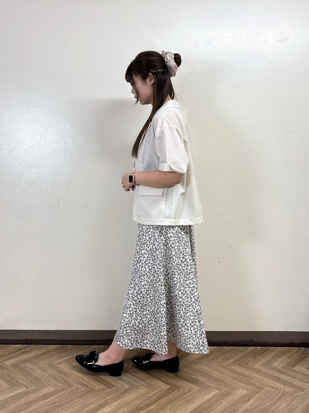 ホワイト系のワンピース、グレー系のカーディガン/ボレロを着用したレディースの夏コーディネートの6枚目の写真