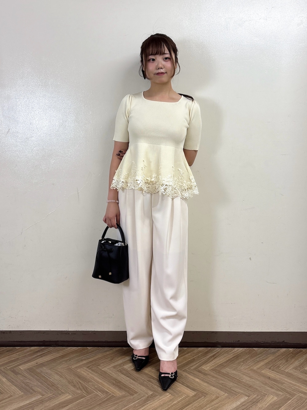 ホワイト系のニット/セーター、ホワイト系のその他パンツを着用したレディースの夏コーディネートの2枚目の写真