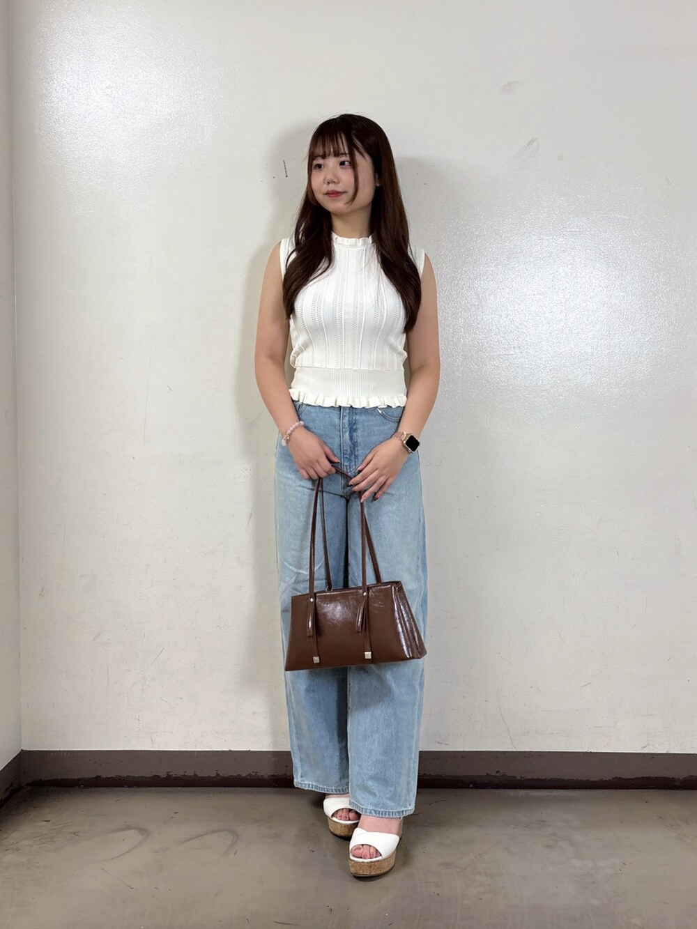 ブルー系のデニムパンツ、ホワイト系のニット/セーターを着用したレディースの夏コーディネートの2枚目の写真