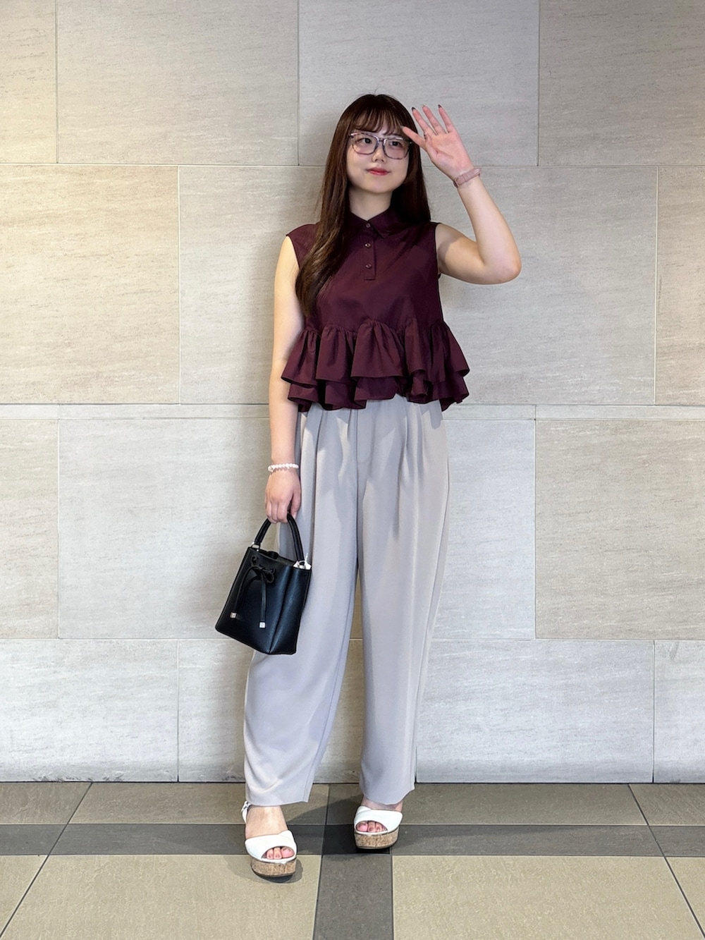 ベージュ系のその他パンツ、レッド系のシャツ/ブラウスを着用したレディースの夏コーディネートの2枚目の写真