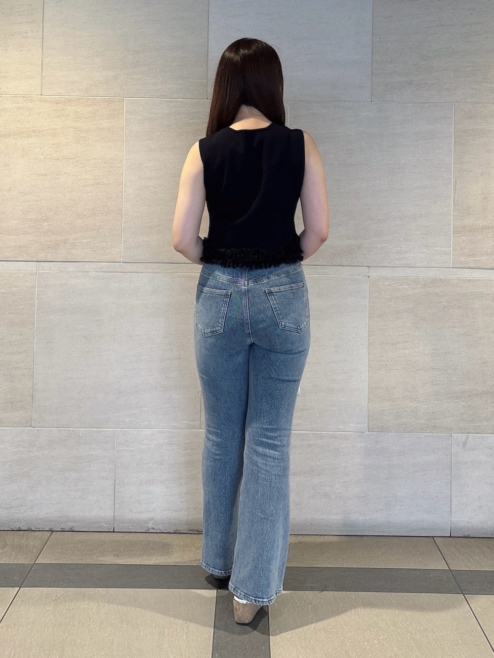 ブルー系のデニムパンツ、ブラック系のニット/セーターを着用したレディースの夏コーディネートの4枚目の写真
