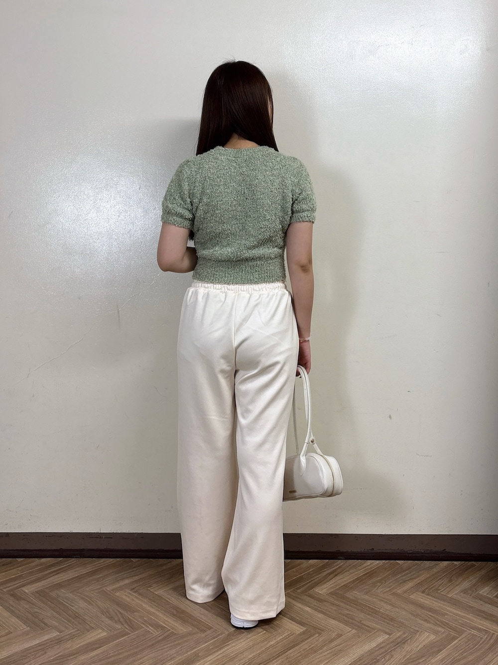 ホワイト系のその他パンツ、グリーン系のニット/セーターを着用したレディースの夏コーディネートの4枚目の写真