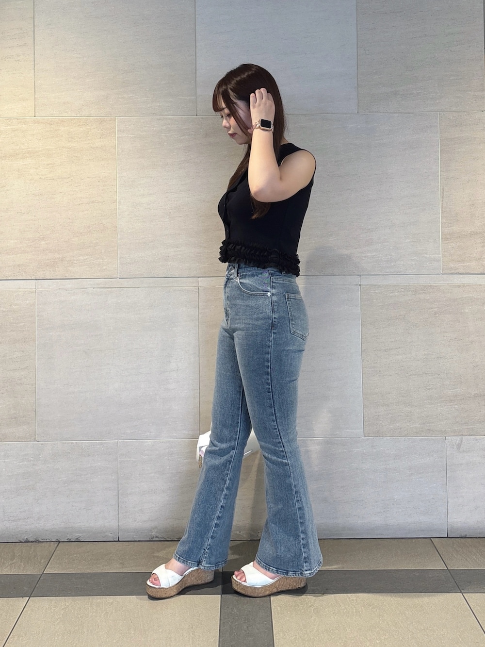 ブルー系のデニムパンツ、ブラック系のニット/セーターを着用したレディースの夏コーディネートの3枚目の写真