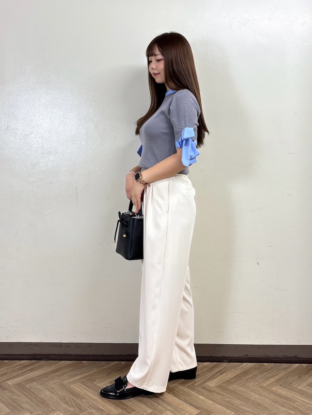 ホワイト系のその他パンツ、グレー系のニット/セーターを着用したレディースの夏コーディネートの3枚目の写真