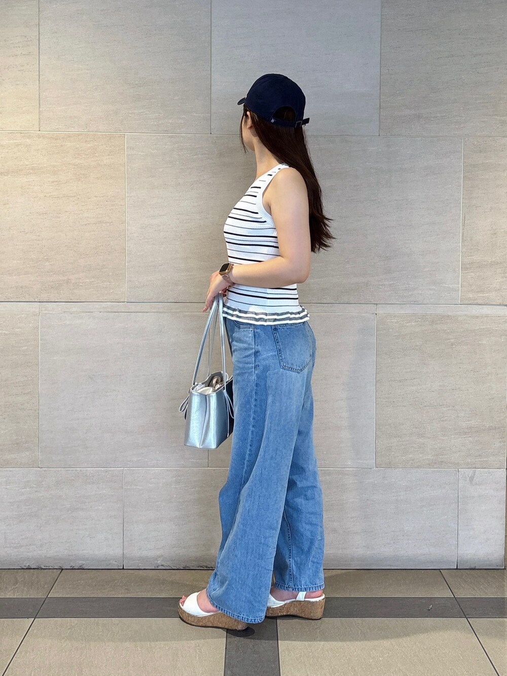ブルー系のその他パンツ、ホワイト系のニット/セーターを着用したレディースの夏コーディネートの3枚目の写真