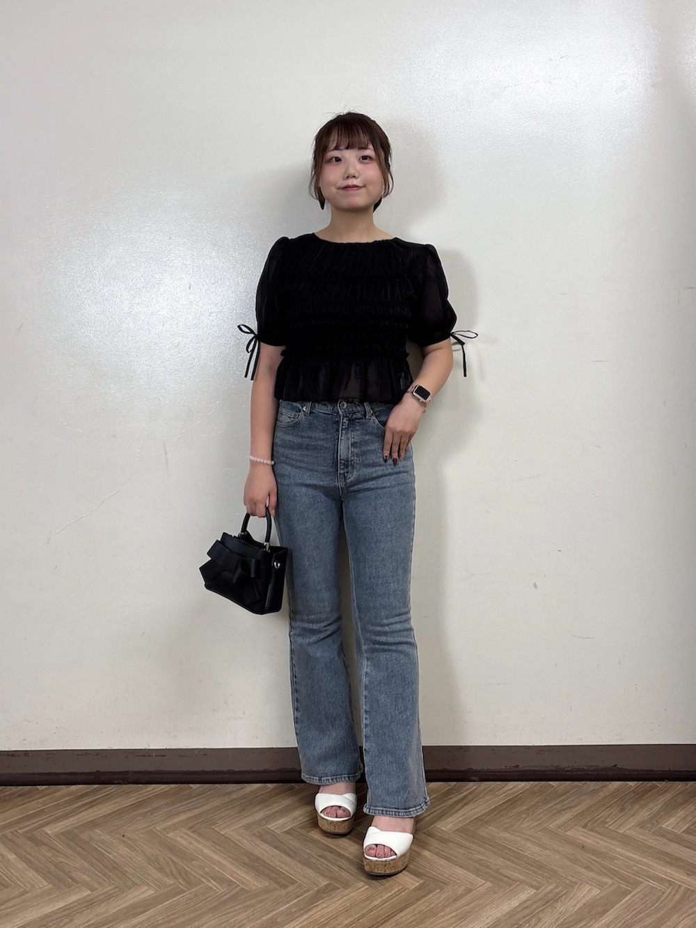 ブラック系のシャツ/ブラウス、ブルー系のデニムパンツを着用したレディースの夏コーディネートの2枚目の写真