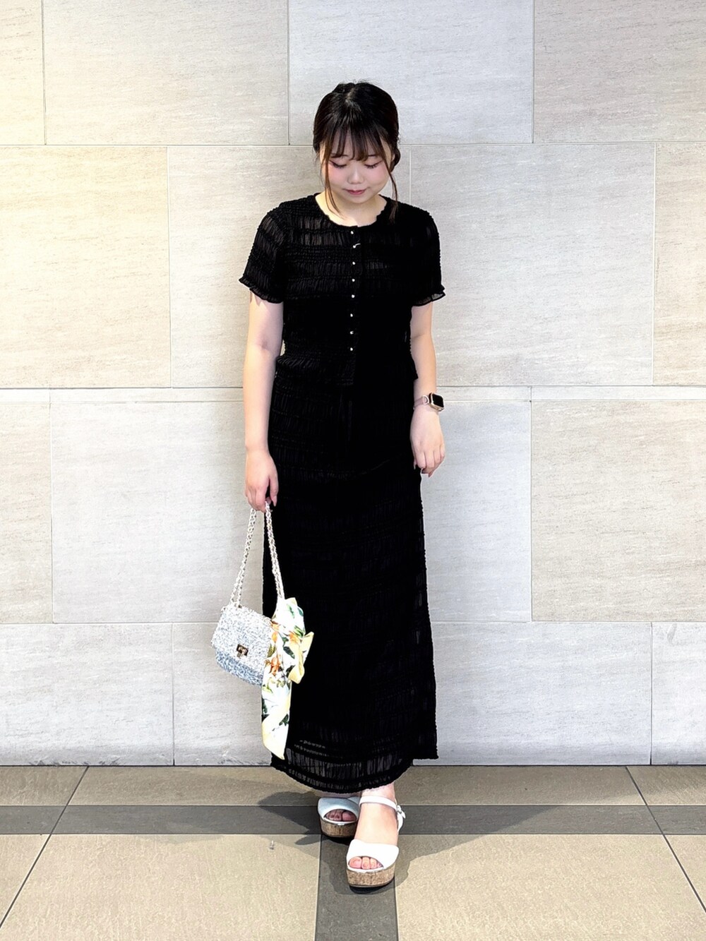 ブラック系のシャツ/ブラウス、ブラック系のスカートを着用したレディースの夏コーディネートの2枚目の写真