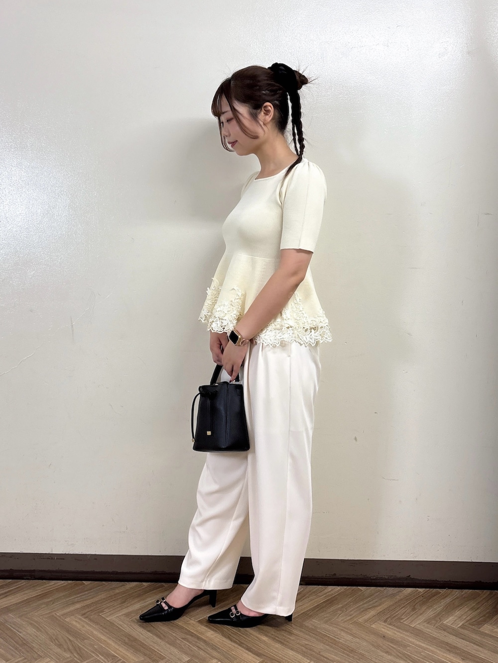 ホワイト系のニット/セーター、ホワイト系のその他パンツを着用したレディースの夏コーディネートの3枚目の写真