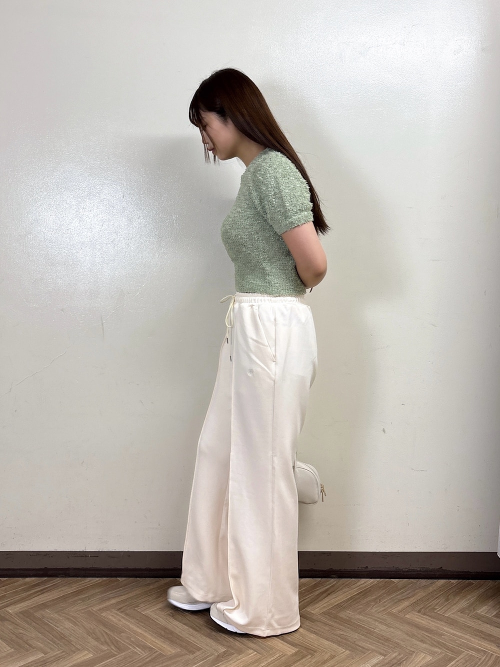 ホワイト系のその他パンツ、グリーン系のニット/セーターを着用したレディースの夏コーディネートの3枚目の写真
