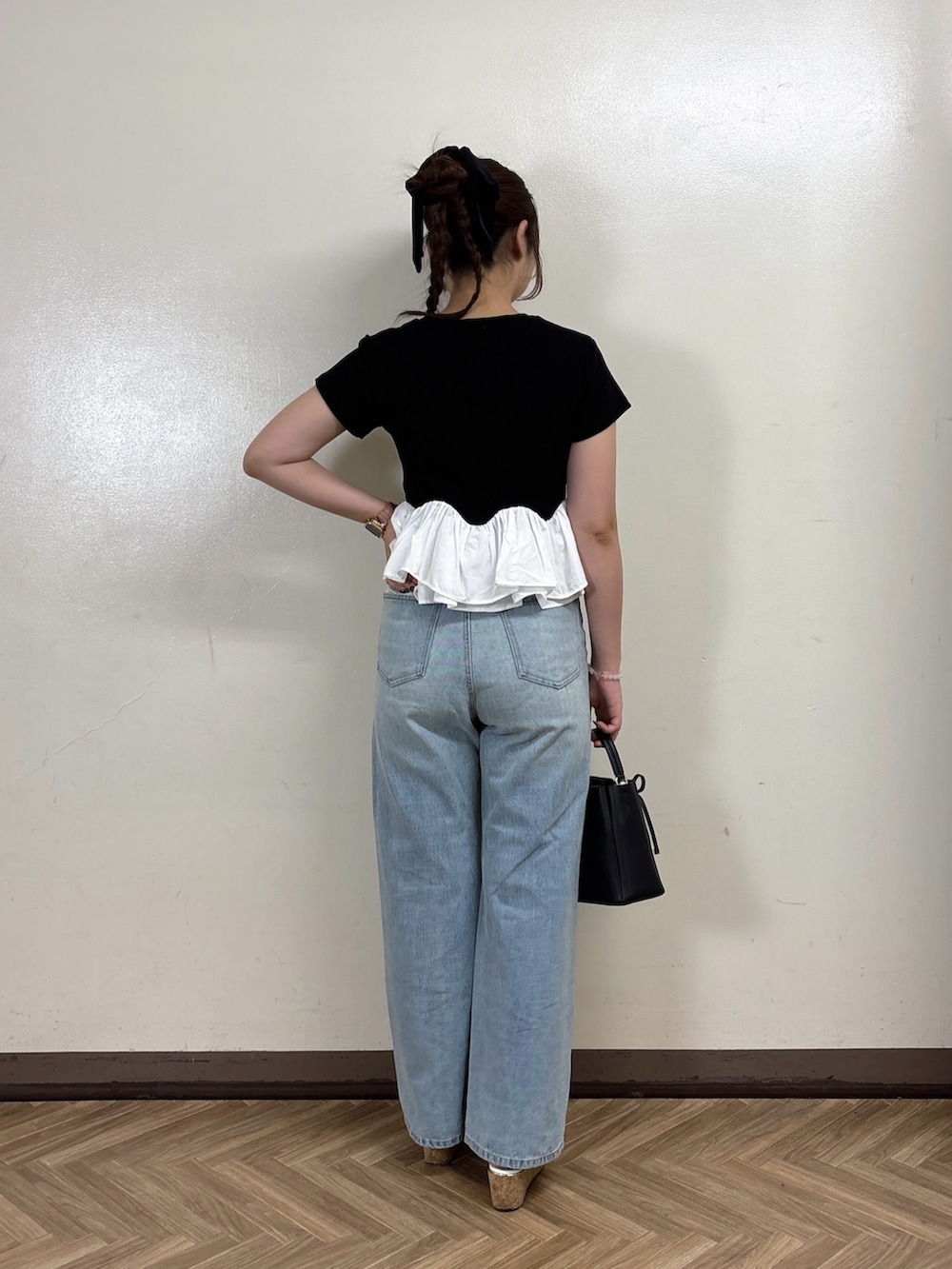 ブルー系のデニムパンツ、ブラック系のTシャツ/カットソーを着用したレディースの夏コーディネートの3枚目の写真