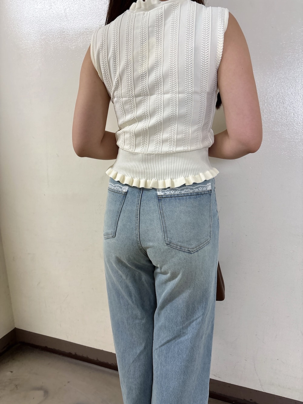 ブルー系のデニムパンツ、ホワイト系のニット/セーターを着用したレディースの夏コーディネートの4枚目の写真