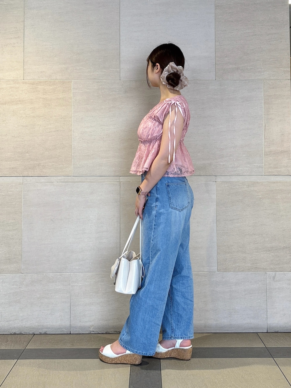 ブルー系のその他パンツ、ピンク系のシャツ/ブラウスを着用したレディースの夏コーディネートの3枚目の写真
