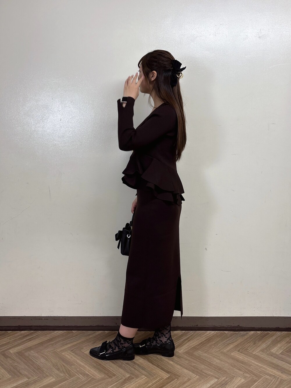 ブラウン系のワンピースを着用したレディースの秋コーディネートの3枚目の写真