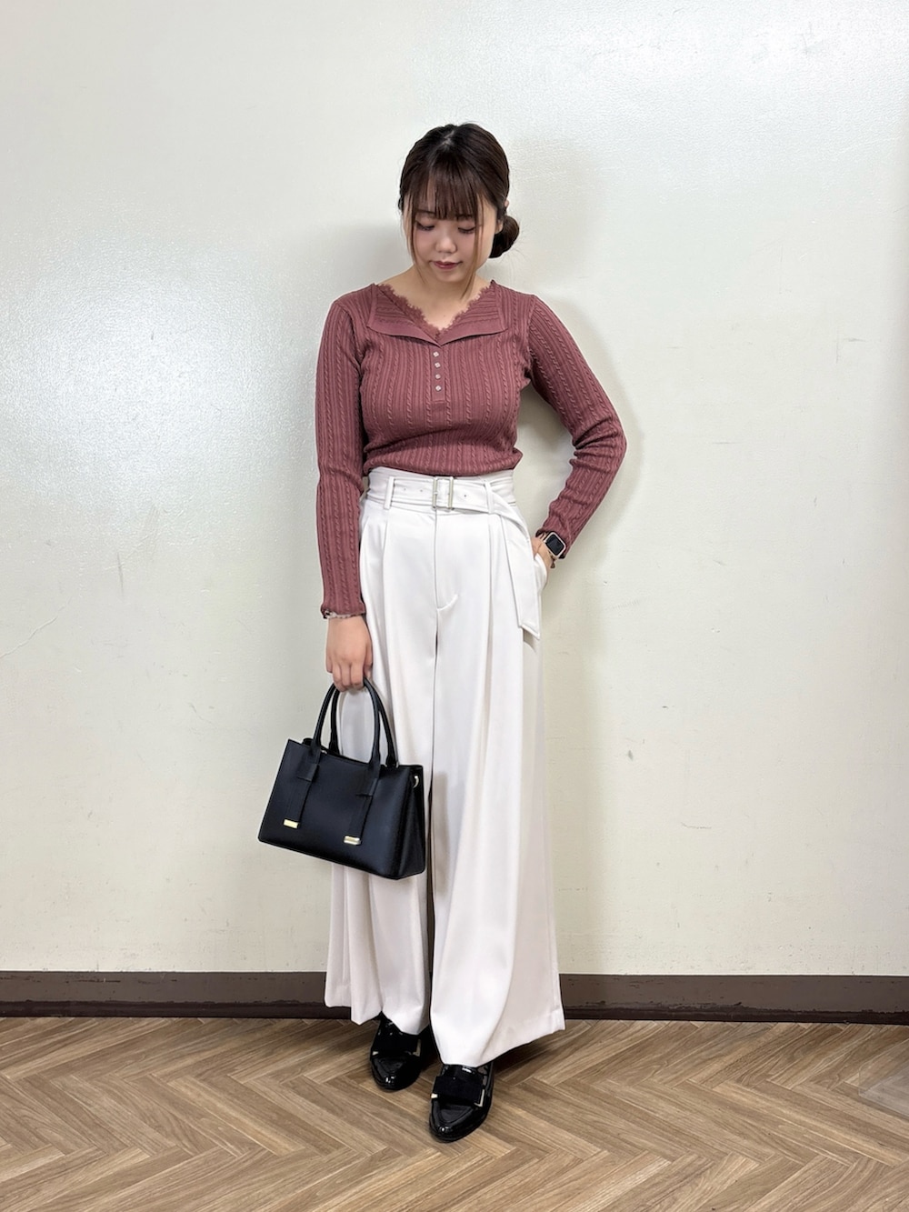 グレー系のその他パンツ、ピンク系のニット/セーターを着用したレディースの秋コーディネートの2枚目の写真