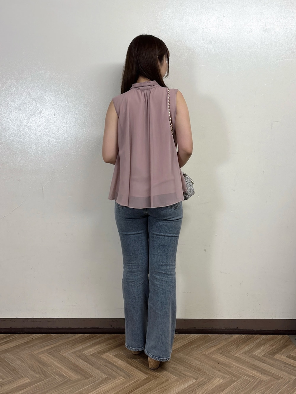 ブルー系のデニムパンツ、ピンク系のシャツ/ブラウスを着用したレディースの夏コーディネートの4枚目の写真