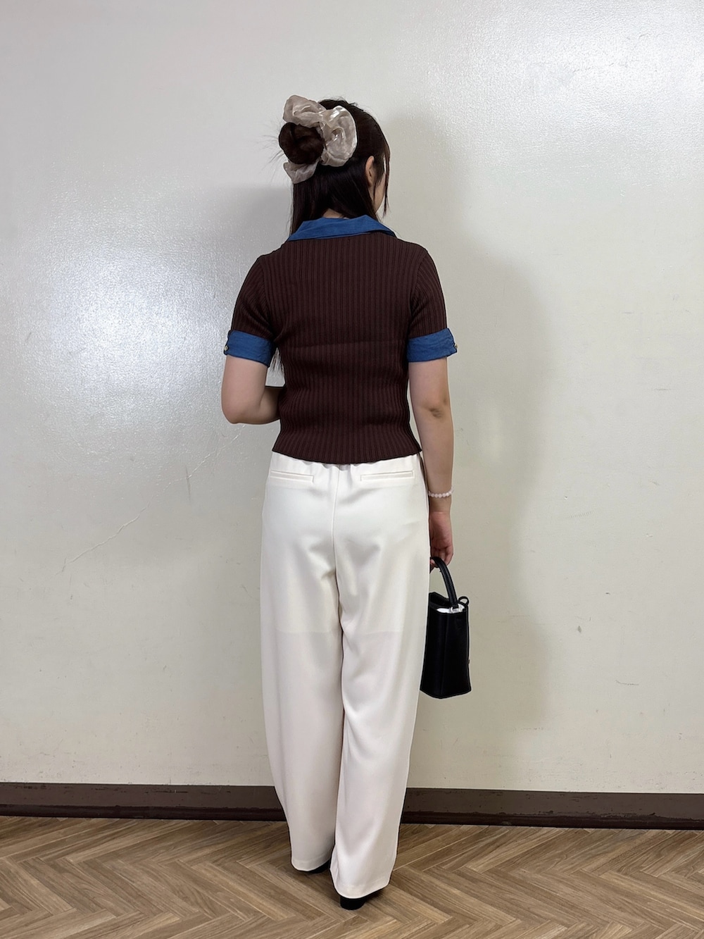 ホワイト系のその他パンツ、ブラウン系のニット/セーターを着用したレディースの夏コーディネートの4枚目の写真