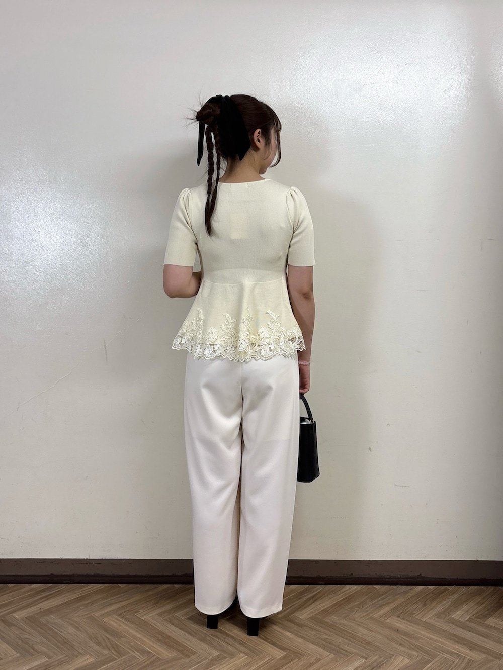 ホワイト系のニット/セーター、ホワイト系のその他パンツを着用したレディースの夏コーディネートの4枚目の写真