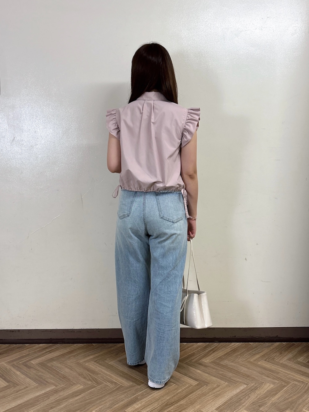 ブルー系のその他パンツ、ピンク系のシャツ/ブラウスを着用したレディースの夏コーディネートの4枚目の写真