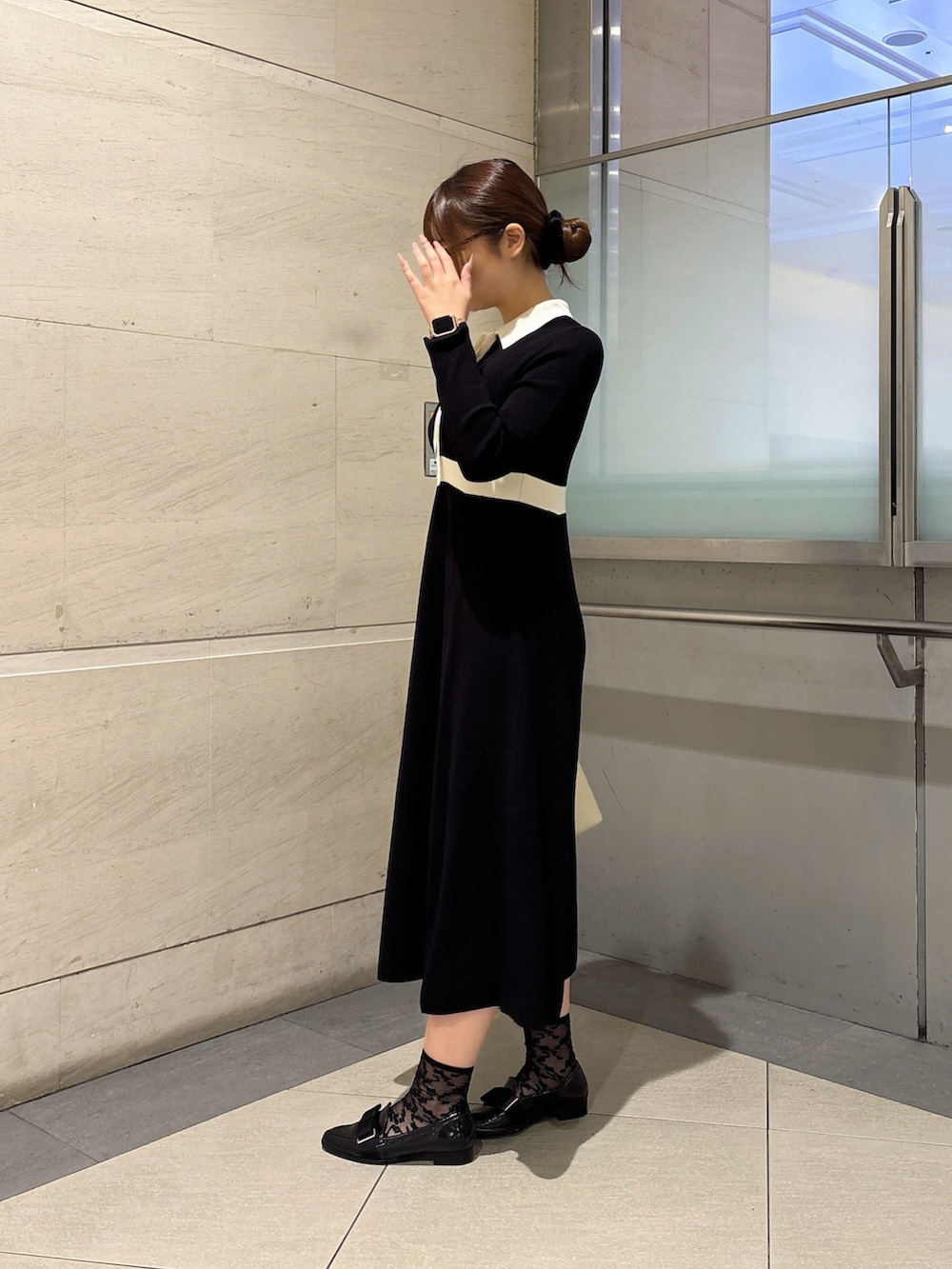 ブラック系のワンピースを着用したレディースの秋コーディネートの3枚目の写真