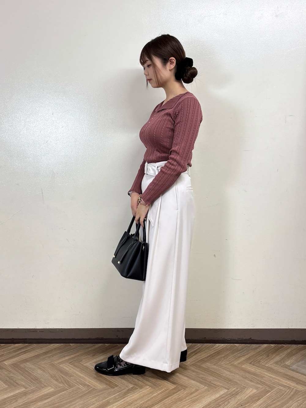 グレー系のその他パンツ、ピンク系のニット/セーターを着用したレディースの秋コーディネートの3枚目の写真