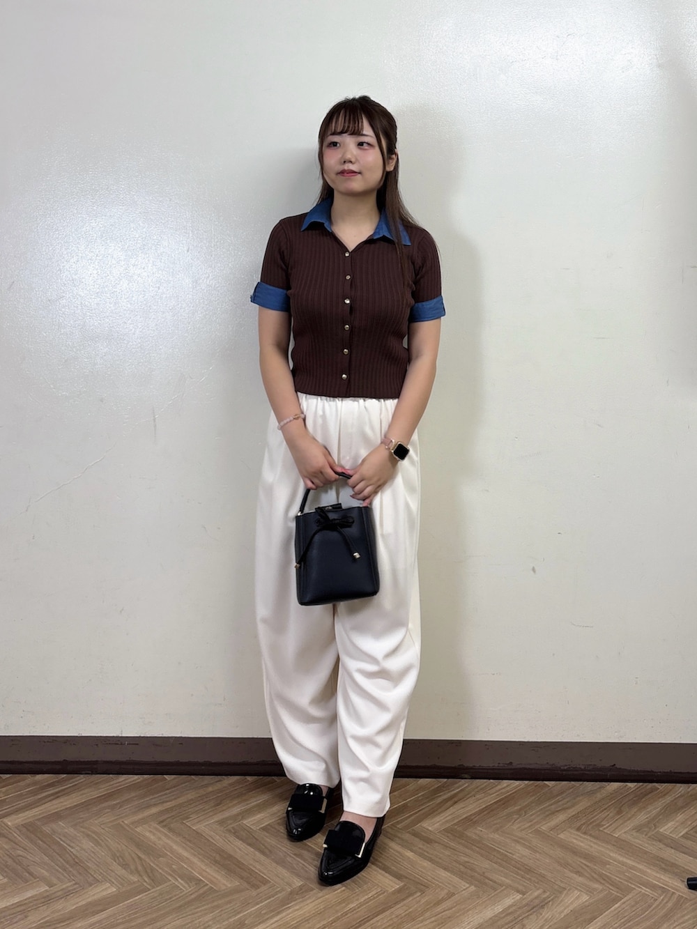 ホワイト系のその他パンツ、ブラウン系のニット/セーターを着用したレディースの夏コーディネートの2枚目の写真