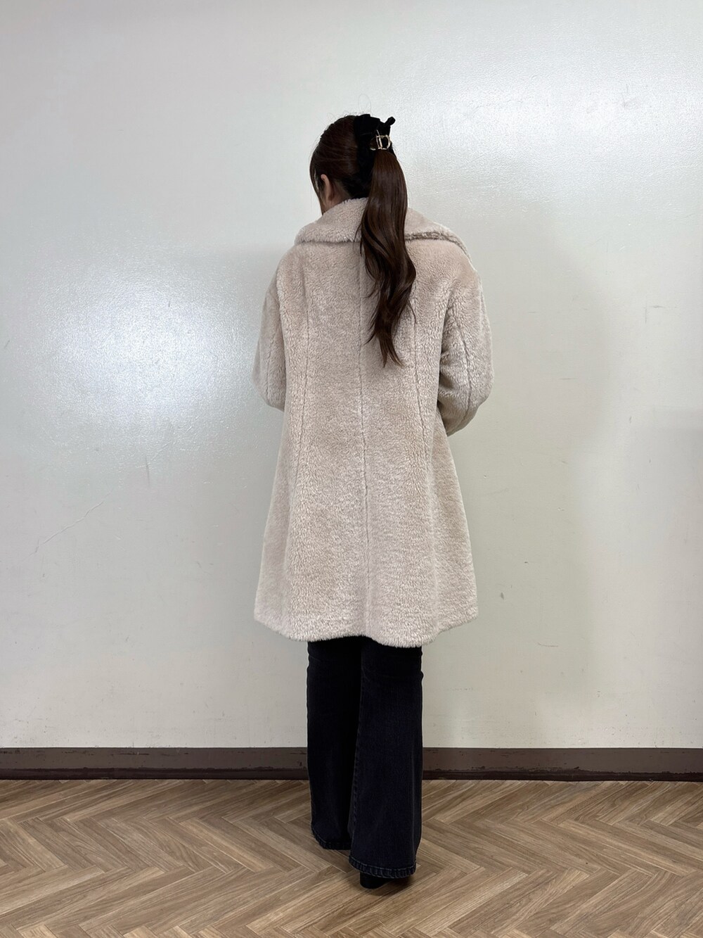ピンク系のその他アウターを着用したレディースの秋コーディネートの4枚目の写真