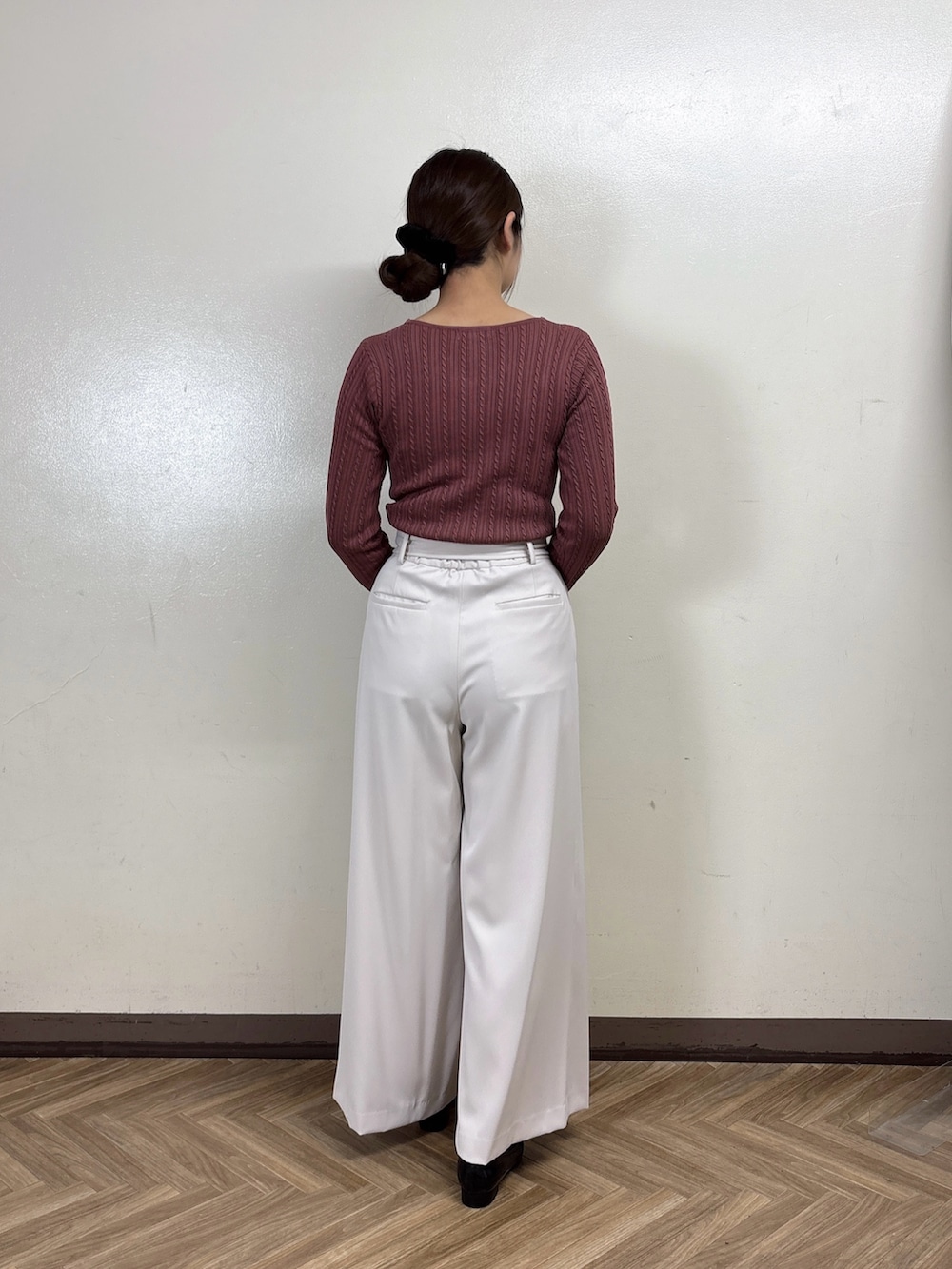 グレー系のその他パンツ、ピンク系のニット/セーターを着用したレディースの秋コーディネートの4枚目の写真