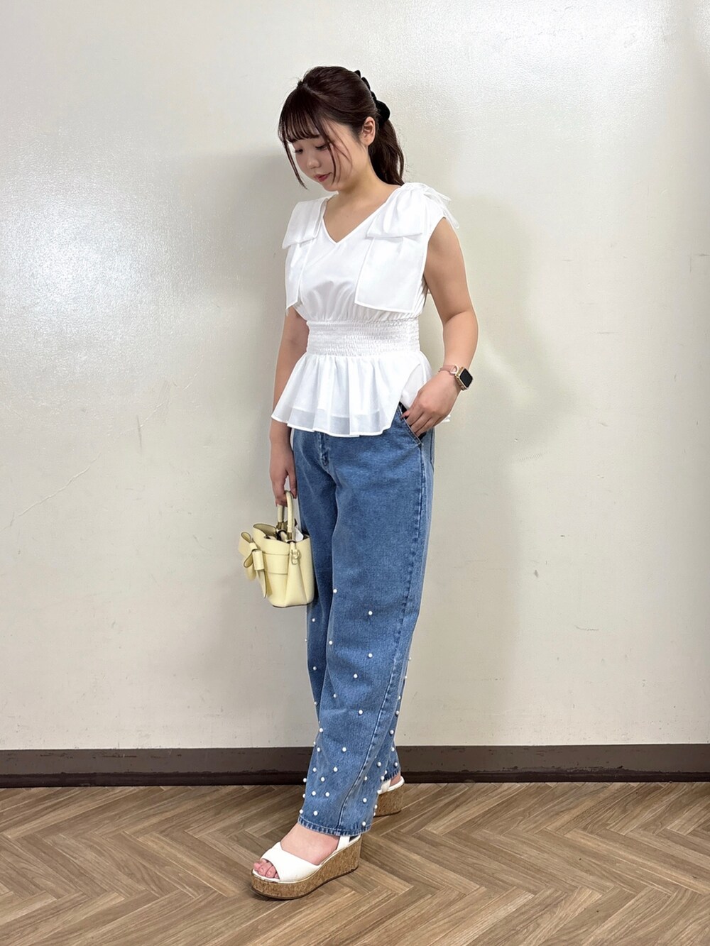 ブルー系のデニムパンツ、ホワイト系のシャツ/ブラウスを着用したレディースの夏コーディネートの2枚目の写真