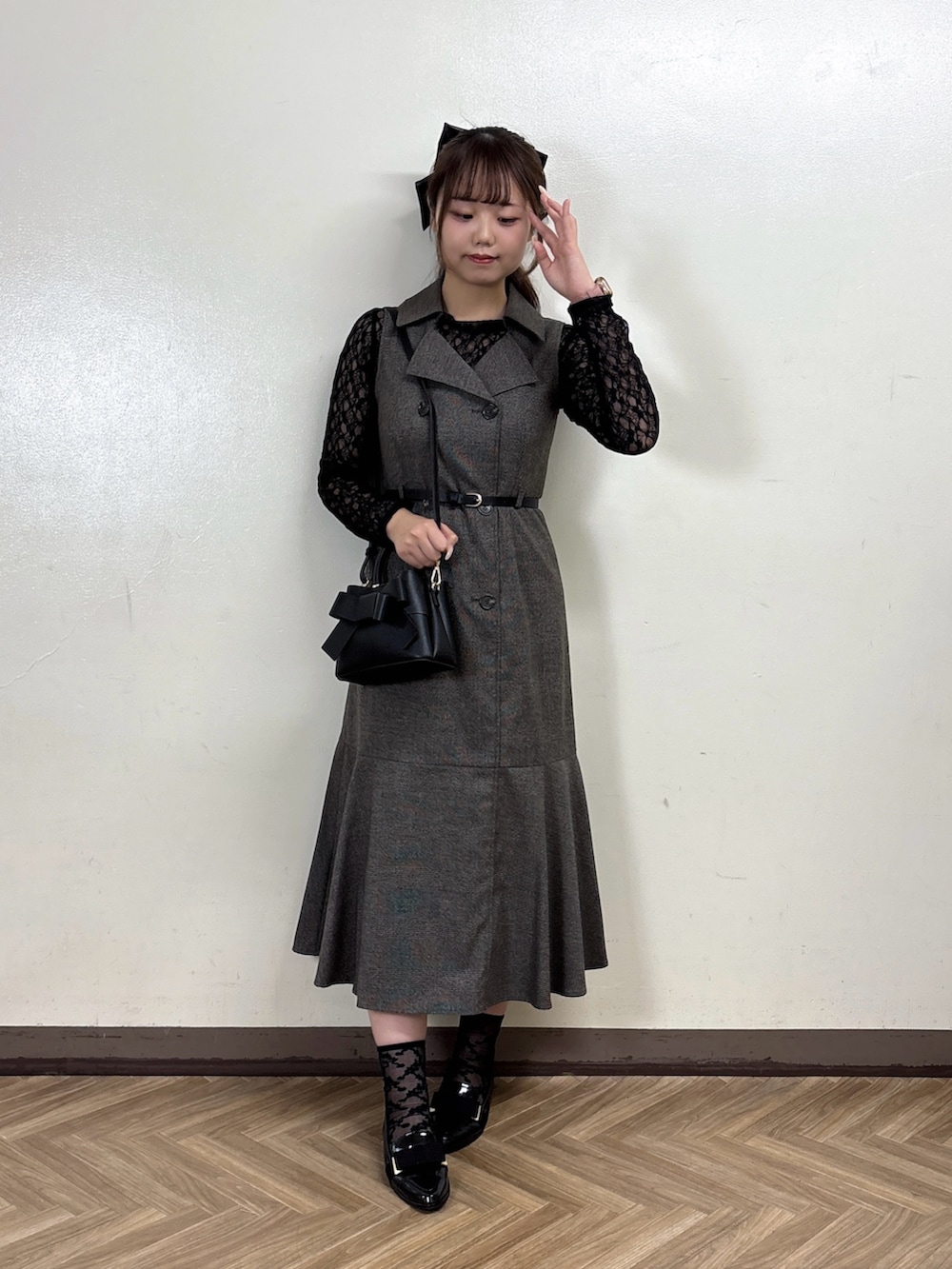 ブラウン系のワンピース、ブラック系のTシャツ/カットソーを着用したレディースの秋コーディネートの2枚目の写真