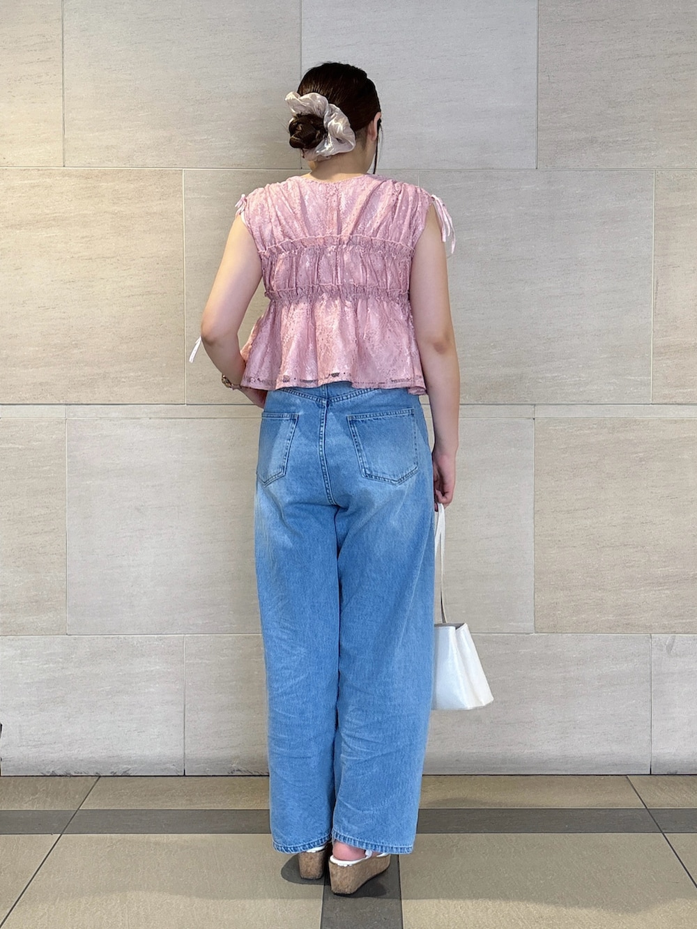 ブルー系のその他パンツ、ピンク系のシャツ/ブラウスを着用したレディースの夏コーディネートの4枚目の写真
