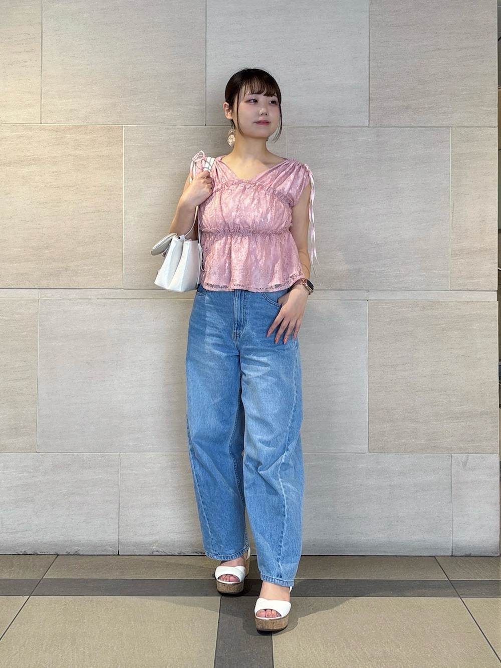 ブルー系のその他パンツ、ピンク系のシャツ/ブラウスを着用したレディースの夏コーディネートの2枚目の写真