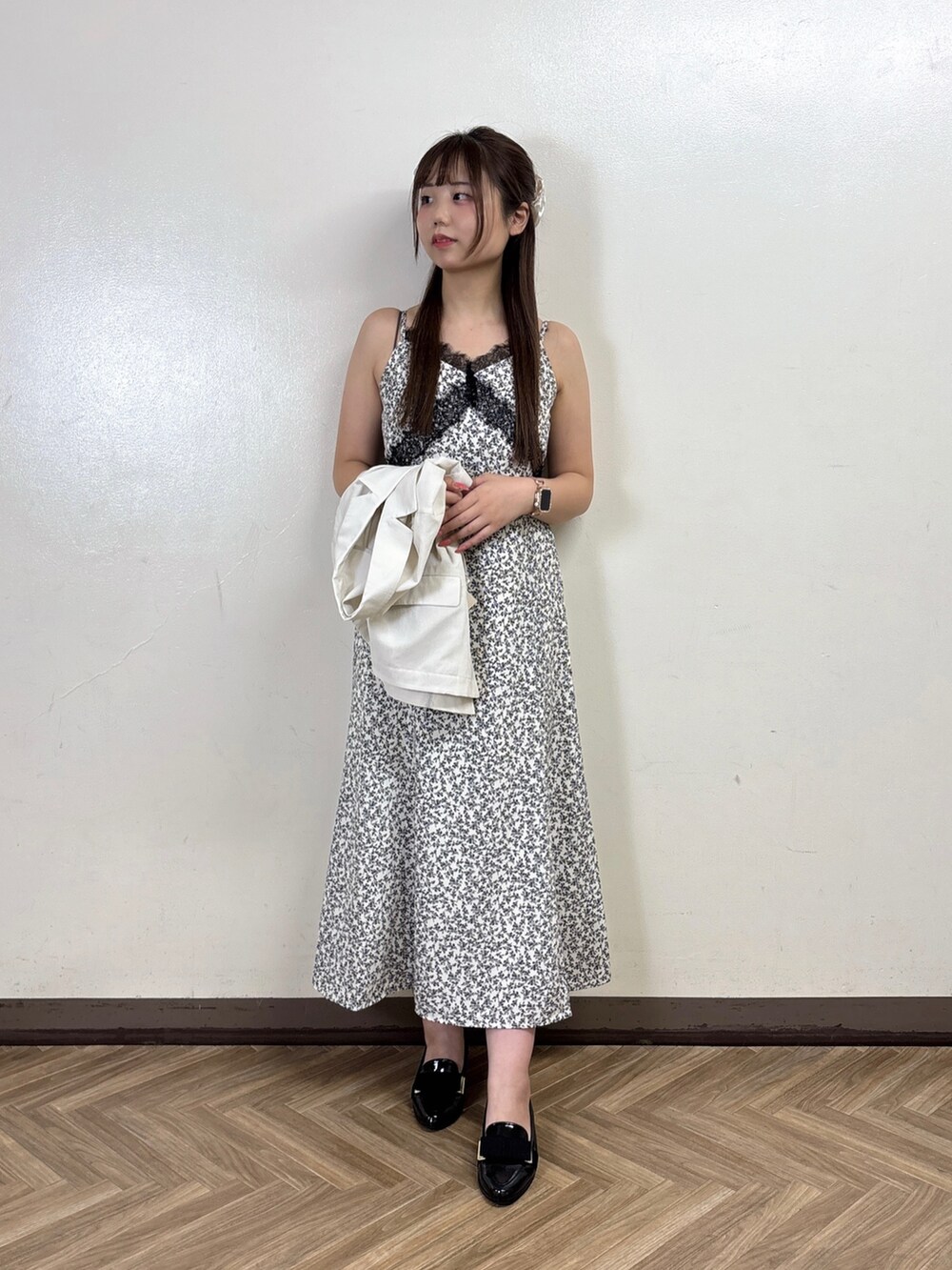 ホワイト系のワンピース、グレー系のカーディガン/ボレロを着用したレディースの夏コーディネートの4枚目の写真