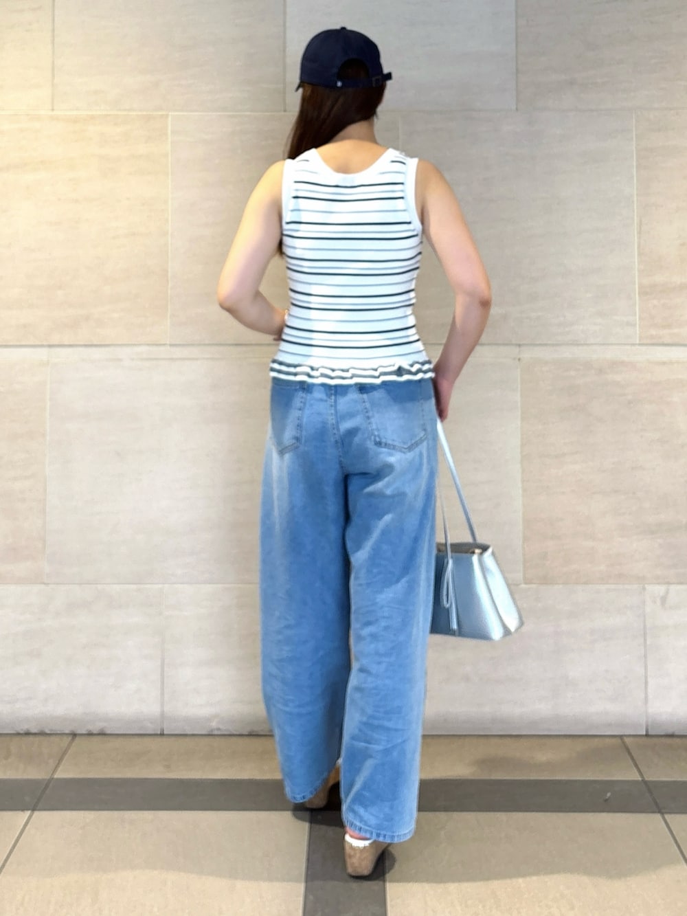 ブルー系のその他パンツ、ホワイト系のニット/セーターを着用したレディースの夏コーディネートの4枚目の写真