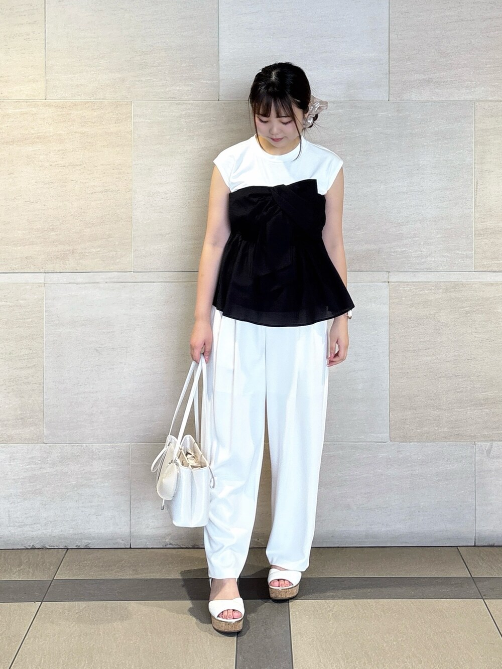 ブラック系のTシャツ/カットソー、ホワイト系のその他パンツ、ホワイト系のショルダーバッグを着用したレディースの夏コーディネートの3枚目の写真