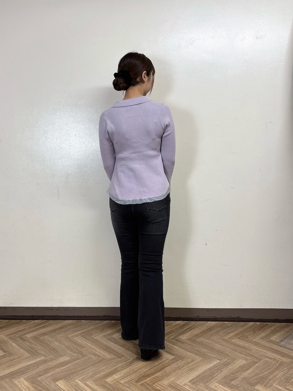 ブラック系のデニムパンツ、パープル系のニット/セーターを着用したレディースの秋コーディネートの4枚目の写真