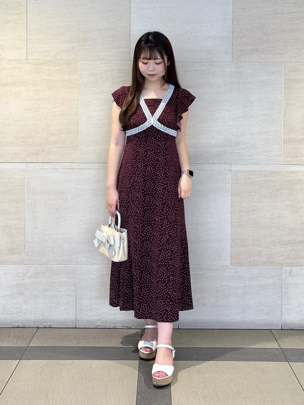 ブラウン系のワンピースを着用したレディースの夏コーディネートの3枚目の写真