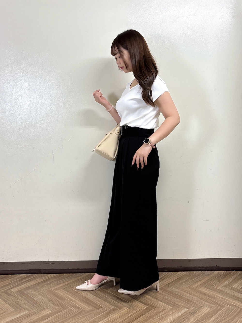ホワイト系のニット/セーター、ブラック系のその他パンツを着用したレディースの夏コーディネートの3枚目の写真