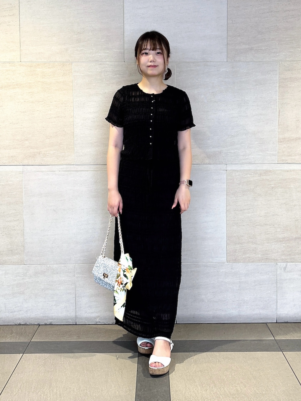 ブラック系のシャツ/ブラウス、ブラック系のスカートを着用したレディースの夏コーディネートの3枚目の写真