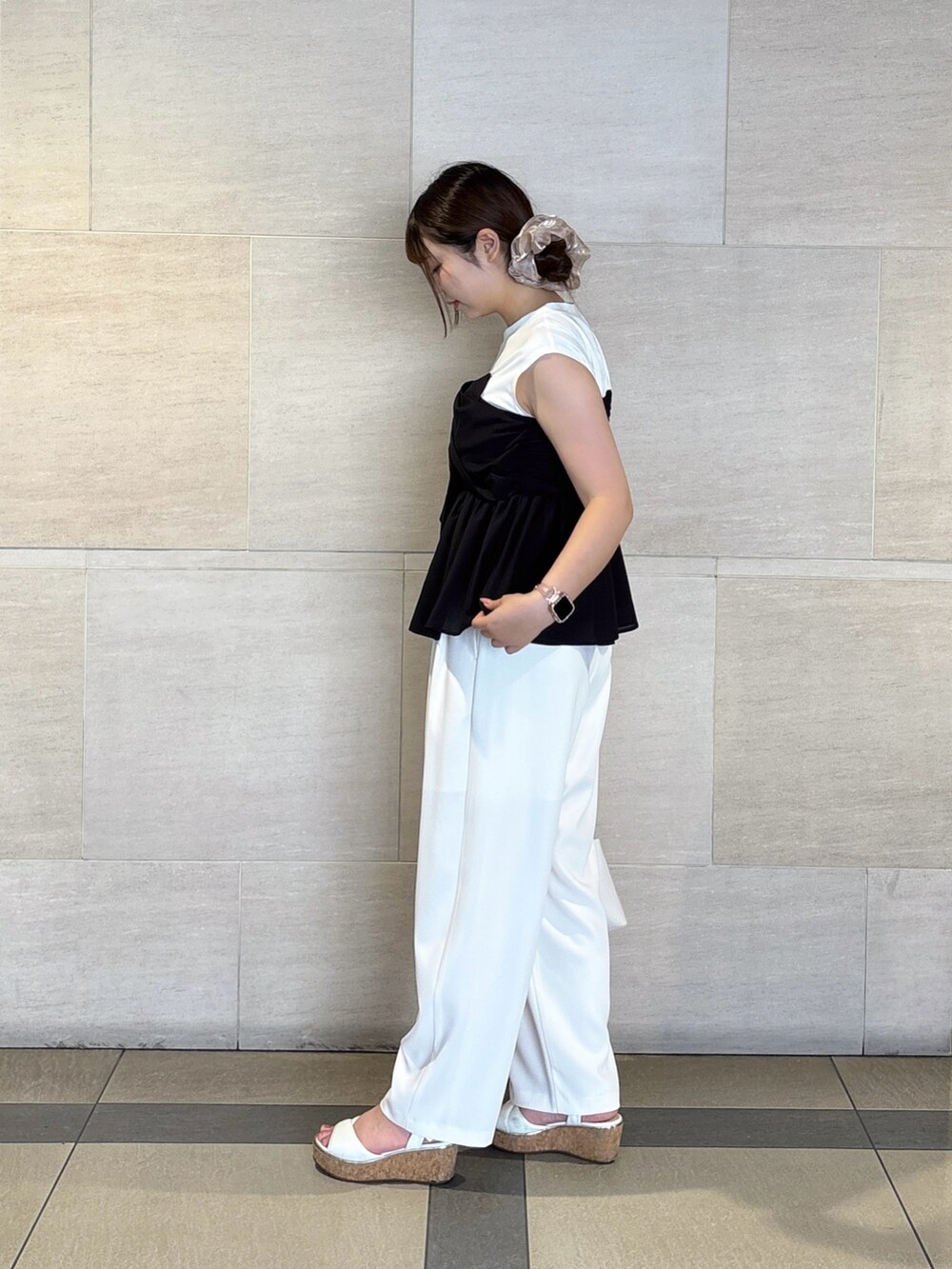 ブラック系のTシャツ/カットソー、ホワイト系のその他パンツ、ホワイト系のショルダーバッグを着用したレディースの夏コーディネートの4枚目の写真