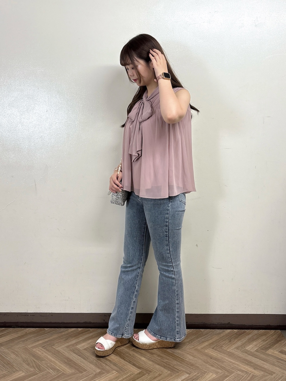 ブルー系のデニムパンツ、ピンク系のシャツ/ブラウスを着用したレディースの夏コーディネートの3枚目の写真