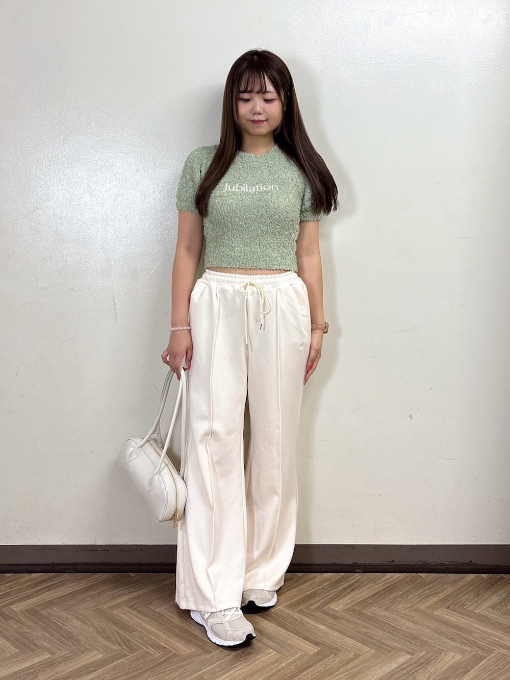 ホワイト系のその他パンツ、グリーン系のニット/セーターを着用したレディースの夏コーディネートの2枚目の写真
