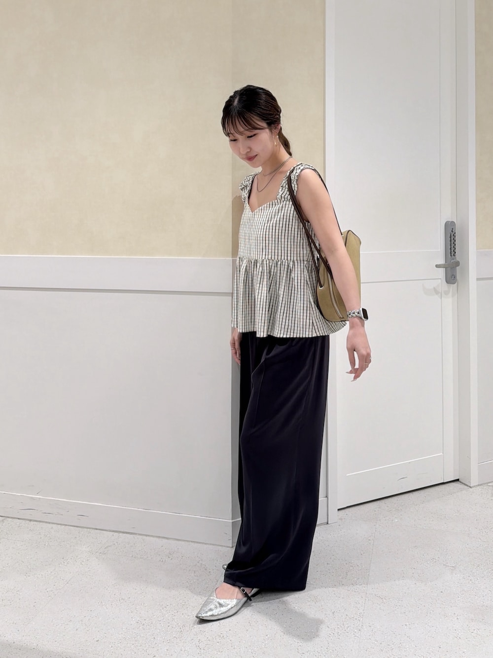 ホワイト系のシャツ/ブラウス、ブルー系のその他パンツ、ベージュ系のボストンバッグを着用したレディースの夏コーディネートの2枚目の写真